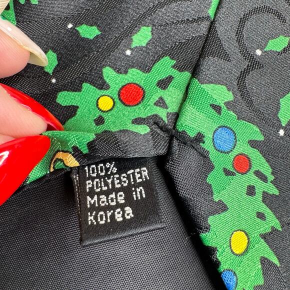 Creative Apparel Group Holiday Christmas Wreath Tie - Picture 4 of 6
